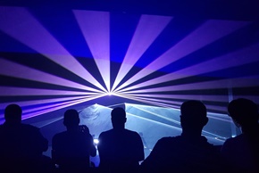 Lasershow Fächer Blau Weiß mit Zuschauern