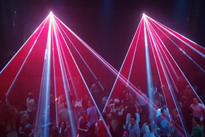 Lasershow Rot Strahlen Publikum